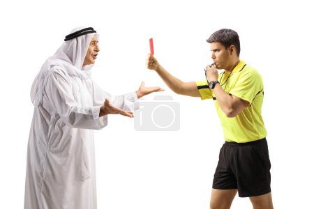 Foto de Perfil de un árbitro de fútbol sonando un silbato y mostrando una tarjeta roja a un hombre árabe enojado aislado sobre fondo blanco - Imagen libre de derechos