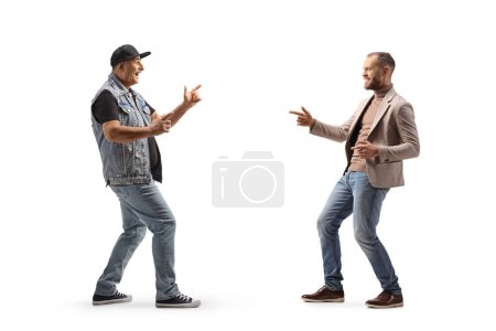 Téléchargez les photos : Profil complet prise de vue de père et fils heureux dansant isolé sur fond blanc - en image libre de droit