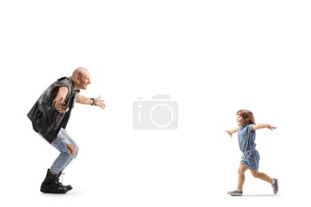 Foto de Foto de perfil completo de una niña corriendo a abrazar a una estrella de música rock aislada en el fondo blanco - Imagen libre de derechos