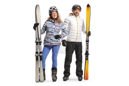 Téléchargez les photos : Jeune homme et femme avec équipement de ski isolé sur fond blanc - en image libre de droit