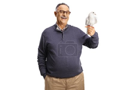 Téléchargez les photos : Homme mûr avec une colombe blanche sur sa main isolé sur fond blanc - en image libre de droit