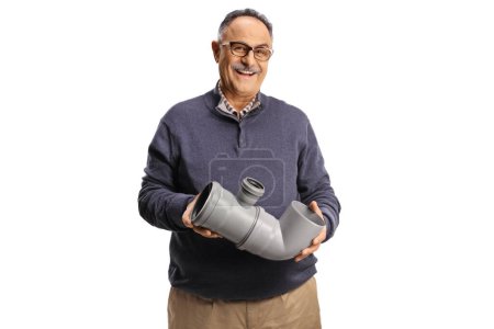 Téléchargez les photos : Portrait d'un homme mature tenant un tuyau en plastique et souriant isolé sur fond blanc - en image libre de droit