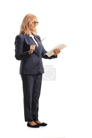Foto de Profesora sosteniendo un palo y papel aislados sobre fondo blanco - Imagen libre de derechos