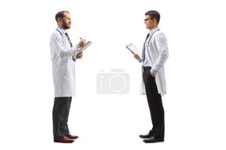 Foto de Dos médicos varones discutiendo aislados sobre fondo blanco - Imagen libre de derechos