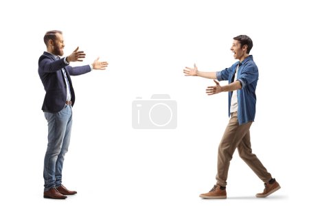 Téléchargez les photos : Deux amis masculins se rencontrent isolés sur fond blanc - en image libre de droit