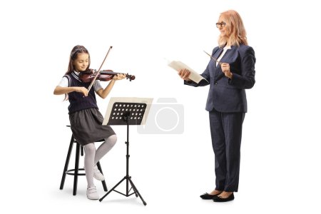 Foto de Profesora de música sosteniendo un palo y papel y una colegiala tocando un violín aislado sobre fondo blanco - Imagen libre de derechos