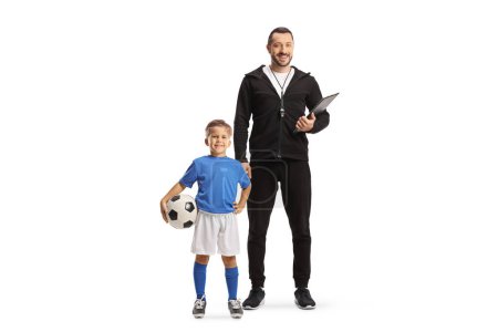 Téléchargez les photos : Entraîneur de football avec un sifflet tenant un presse-papiers et un garçon debout à côté de lui isolé sur fond blanc - en image libre de droit