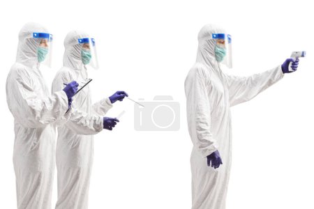 Foto de Personas en trajes de materiales peligrosos con equipo de protección aislado sobre fondo blanco - Imagen libre de derechos