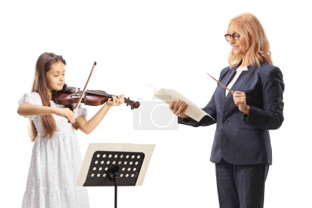 Foto de Profesora de música dirigiendo y una colegiala tocando un violín aislado sobre fondo blanco - Imagen libre de derechos