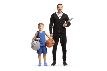 Téléchargez les photos : Garçon et un entraîneur de basket-ball avec un sifflet tenant un presse-papiers isolé sur fond blanc - en image libre de droit