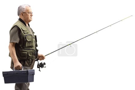 Téléchargez les photos : Pêcheur âgé avec une boîte et une canne à pêche isolée sur fond blanc - en image libre de droit