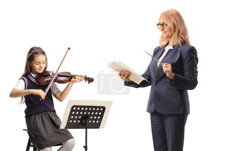 Foto de Profesora de música dirigiendo y una colegiala con un violín aislado sobre fondo blanco - Imagen libre de derechos