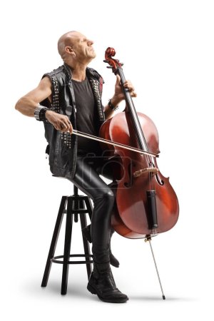 Foto de Músico punk sentado y tocando un violonchelo aislado sobre fondo blanco - Imagen libre de derechos