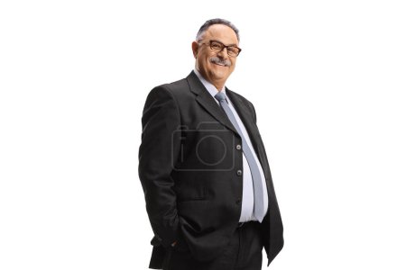Téléchargez les photos : Homme d'affaires mature souriant posant avec les mains dans des poches isolées sur fond blanc - en image libre de droit