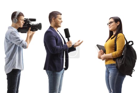 Téléchargez les photos : Un journaliste interroge une étudiante et un cameraman qui enregistrent isolés sur fond blanc - en image libre de droit
