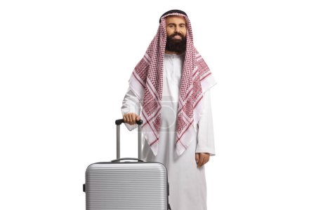 Foto de Hombre árabe saudí en un thobe posando con una maleta aislada sobre fondo blanco - Imagen libre de derechos