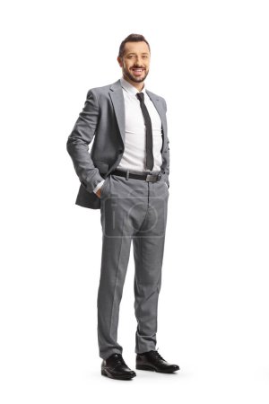 Téléchargez les photos : Plan complet d'un homme souriant en costume gris et cravate isolé sur fond blanc - en image libre de droit