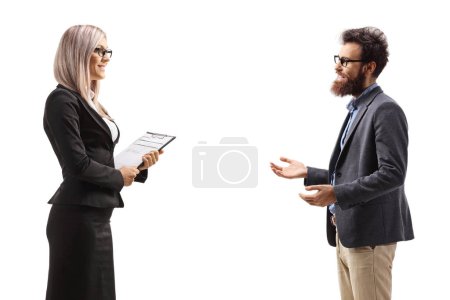 Téléchargez les photos : Plan du profil d'une femme d'affaires en conversation avec un homme barbu isolé sur fond blanc - en image libre de droit
