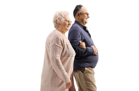 Téléchargez les photos : Femme âgée tenant un homme sous le bras isolé sur fond blanc - en image libre de droit