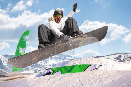 Foto de Hombre saltando con una tabla de snowboard en una competición - Imagen libre de derechos