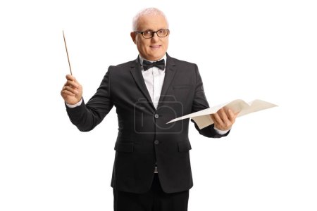 Téléchargez les photos : Chef d'orchestre masculin mature dirigeant une performance musicale isolée sur fond blanc - en image libre de droit