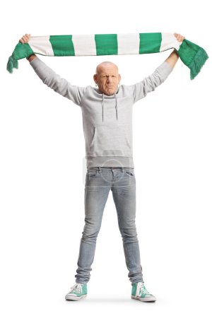 Téléchargez les photos : Portrait complet d'un homme acclamant avec une écharpe verte et blanche isolée sur fond blanc - en image libre de droit