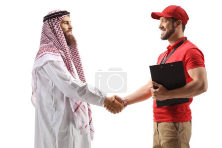 Foto de Perfil de un repartidor estrechando la mano con un árabe saudí aislado sobre fondo blanco - Imagen libre de derechos