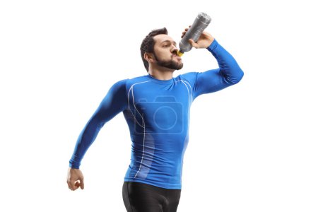 Foto de Hombre corriendo y bebiendo de una botella aislada sobre fondo blanco - Imagen libre de derechos