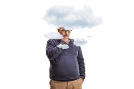Téléchargez les photos : Homme mûr debout et pensant avec des nuages autour de sa tête isolé sur fond blanc - en image libre de droit