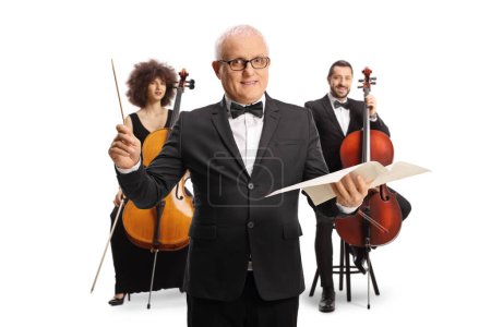 Téléchargez les photos : Chef d'orchestre et musiciens masculins et féminins avec violoncelles isolés sur fond blanc - en image libre de droit