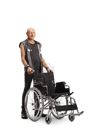 Téléchargez les photos : Punk debout derrière un fauteuil roulant isolé sur fond blanc - en image libre de droit