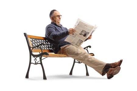 Téléchargez les photos : Mature man sitting on bench and reading a newspaper isolated on white background - en image libre de droit