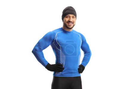 Foto de Retrato de cuerpo entero de un joven en ropa de correr y un sombrero aislado sobre fondo blanco - Imagen libre de derechos