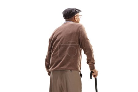 Téléchargez les photos : Homme âgé debout avec une canne isolée sur fond blanc - en image libre de droit