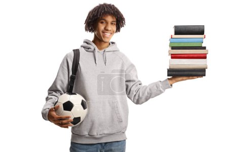 Foto de Estudiante afroamericano masculino con una mochila sosteniendo una pila de libros aislados sobre fondo blanco - Imagen libre de derechos
