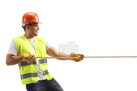 Téléchargez les photos : Travailleur de la construction tirant une corde isolée sur fond blanc - en image libre de droit