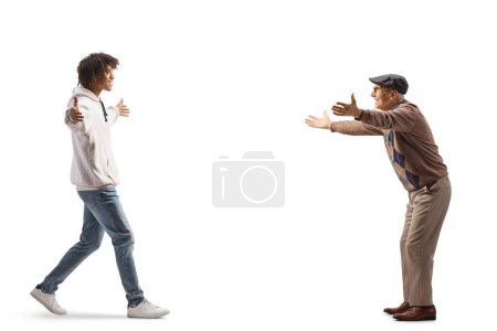Téléchargez les photos : Jeune homme afro-américain marchant vers un homme âgé avec les bras grands ouverts isolés sur fond blanc - en image libre de droit