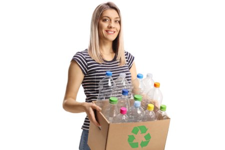Foto de Mujer joven que lleva una caja de cartón con botellas de plástico de reciclaje aisladas sobre fondo blanco - Imagen libre de derechos