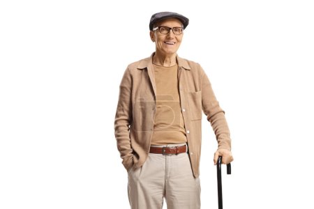Téléchargez les photos : Homme âgé debout avec une canne et souriant isolé sur fond blanc - en image libre de droit