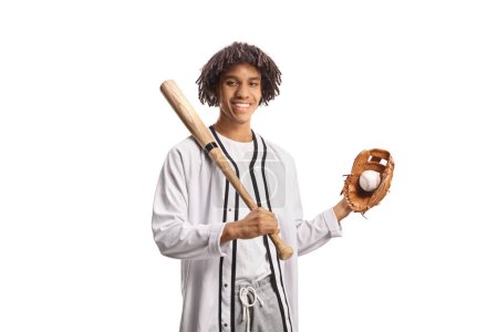 Téléchargez les photos : Portrait complet d'un joueur de baseball afro-américain avec une batte, un gant et une balle isolés sur fond blanc - en image libre de droit