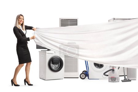 Foto de Gerente femenina sosteniendo un trozo blanco de tela frente a electrodomésticos aislados sobre fondo blanco - Imagen libre de derechos