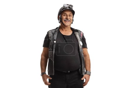 Téléchargez les photos : Biker mature souriant avec un gilet en cuir isolé sur fond blanc - en image libre de droit