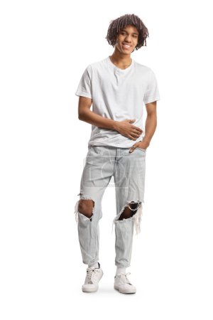 Foto de Retrato de cuerpo entero de un joven afroamericano modelo masculino con jeans y camiseta blanca aislada sobre fondo blanco - Imagen libre de derechos