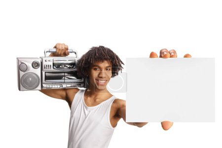 Foto de Joven afroamericano sosteniendo una boombox y mostrando una tarjeta en blanco aislado sobre fondo blanco - Imagen libre de derechos