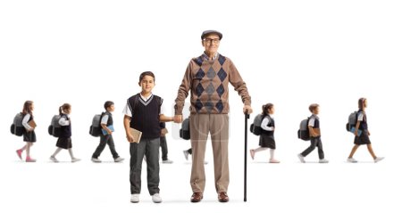 Téléchargez les photos : Grand-père emmenant son petit-fils à l'école et des écoliers marchant derrière isolé sur fond blanc - en image libre de droit