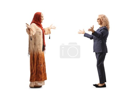 Téléchargez les photos : Jeune femme musulmane rencontrant une femme d'affaires mature isolée sur fond blanc - en image libre de droit
