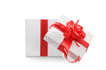 Téléchargez les photos : Boîte cadeau ouverte blanche avec ruban rouge isolé sur fond blanc - en image libre de droit