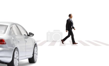 Téléchargez les photos : Arrêt de voiture à un corssing piéton et homme d'affaires marchant isolé sur fond blanc - en image libre de droit