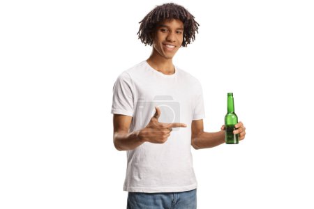 Téléchargez les photos : Young african american man holding a bottle of beer and pointing isolated on white background - en image libre de droit