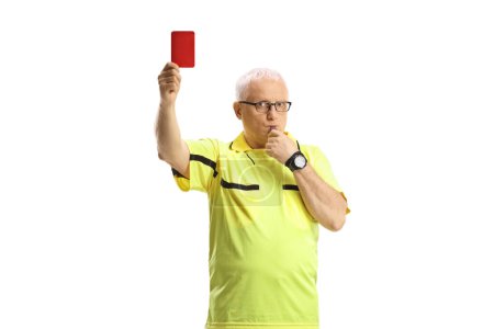 Foto de Árbitro de fútbol con un silbato que muestra una tarjeta roja aislada sobre fondo blanco - Imagen libre de derechos